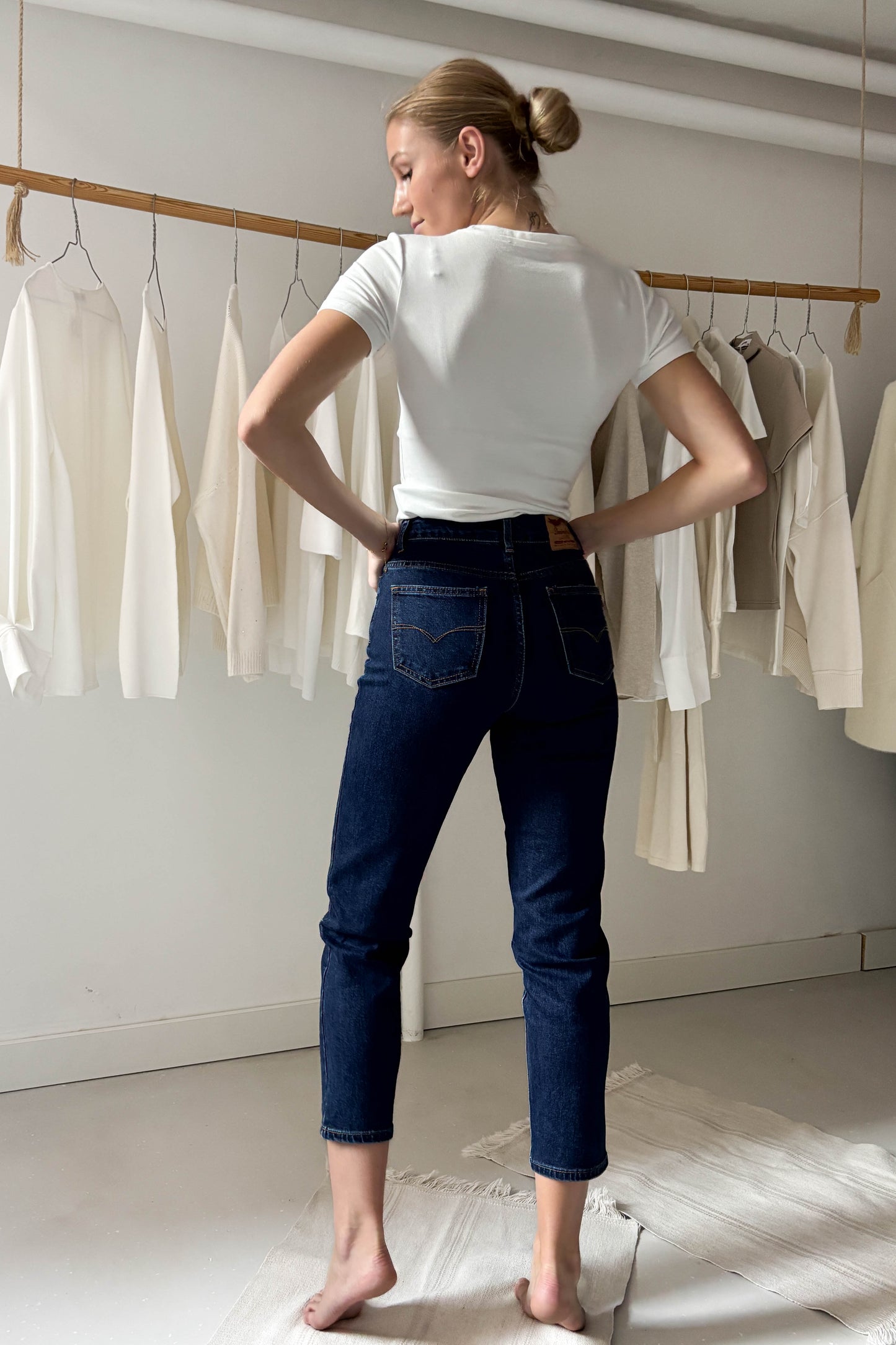 Szűk szárú sötétkék farmer nadrág