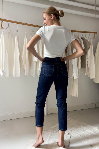 Szűk szárú sötétkék farmer nadrág