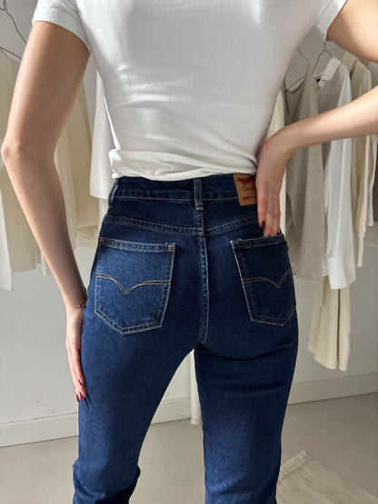 Szűk szárú sötétkék farmer nadrág