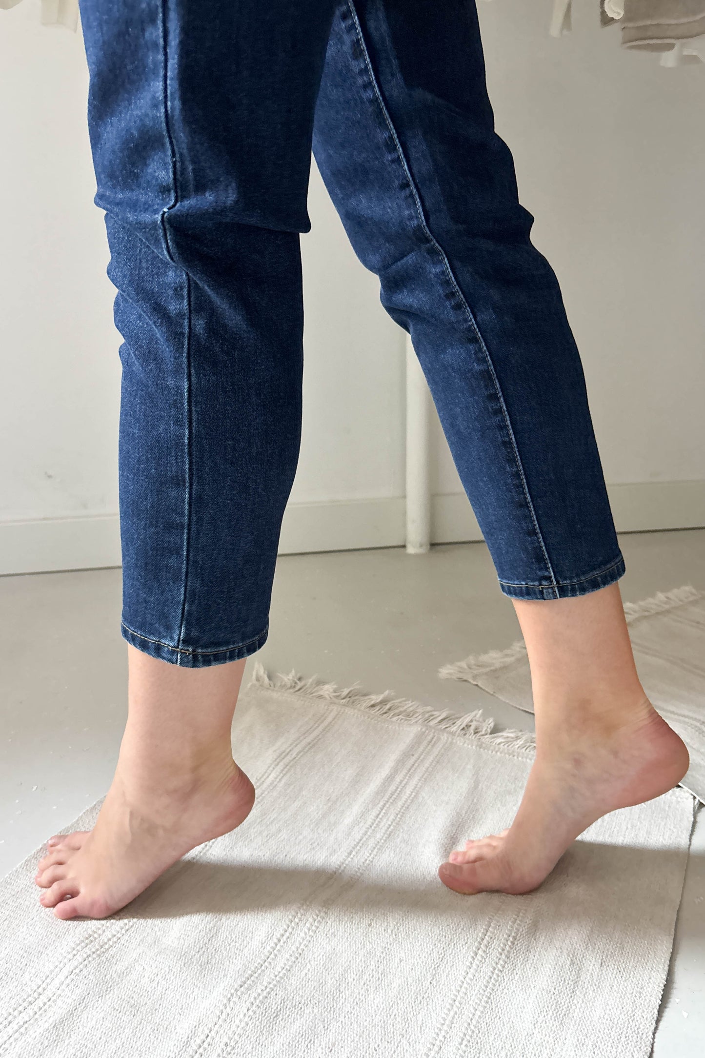 Szűk szárú sötétkék farmer nadrág