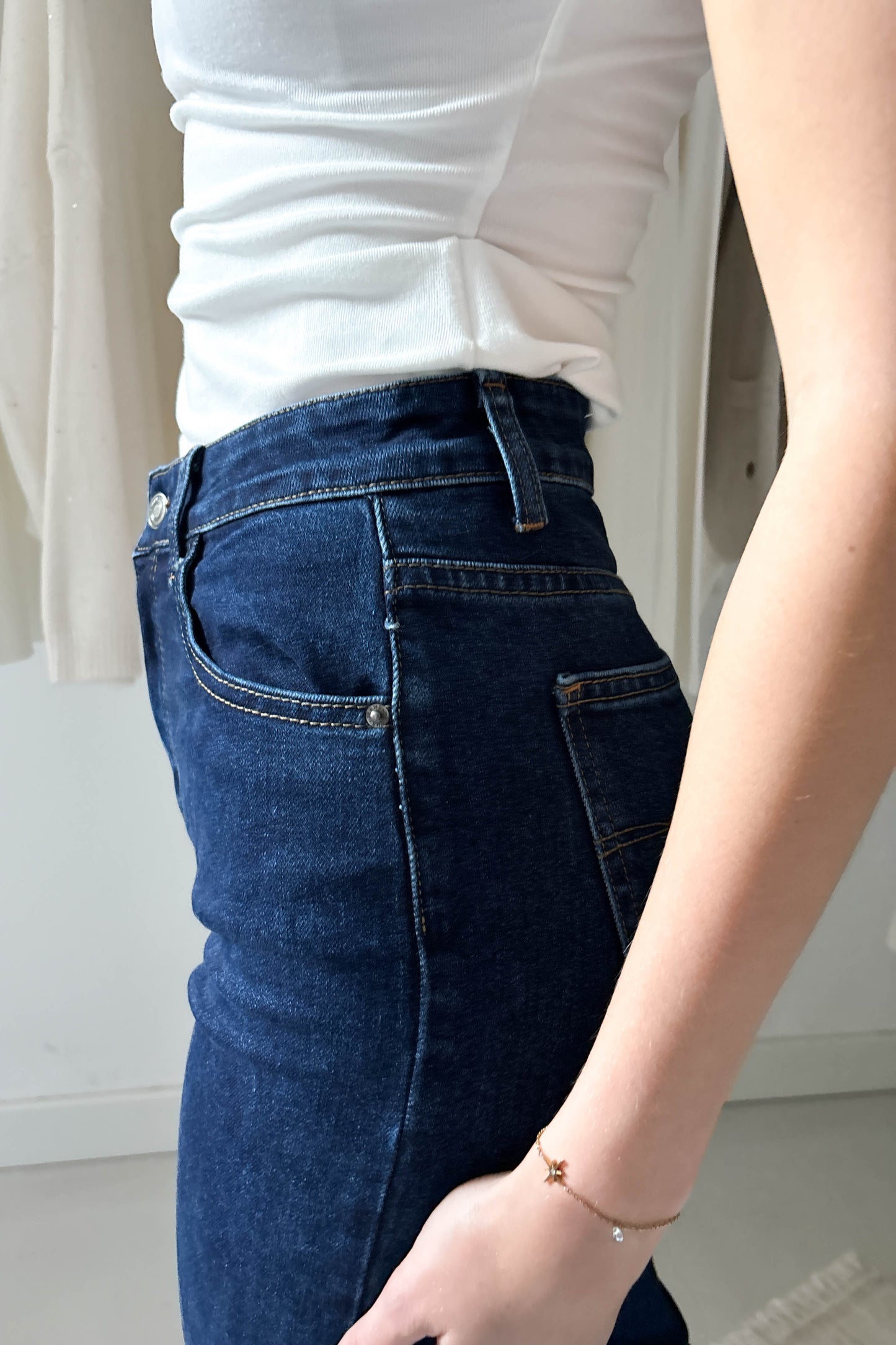 Szűk szárú sötétkék farmer nadrág