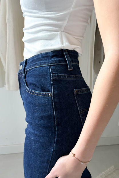 Szűk szárú sötétkék farmer nadrág