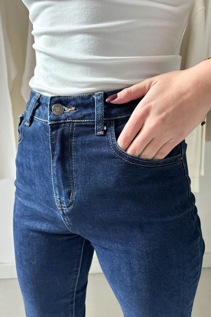 Szűk szárú sötétkék farmer nadrág