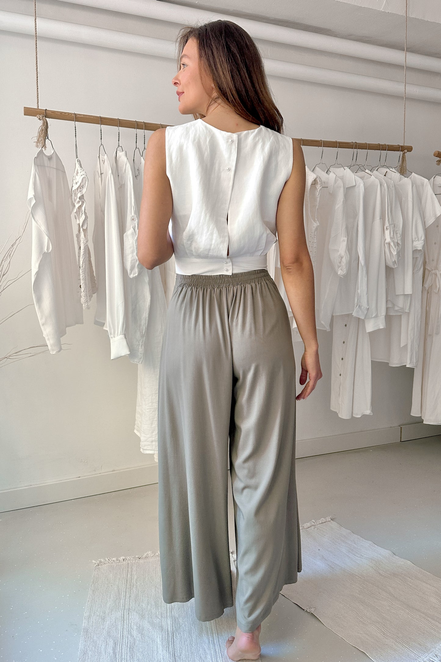 Ujjatlan, hátul gombos felső - LEN - fehér