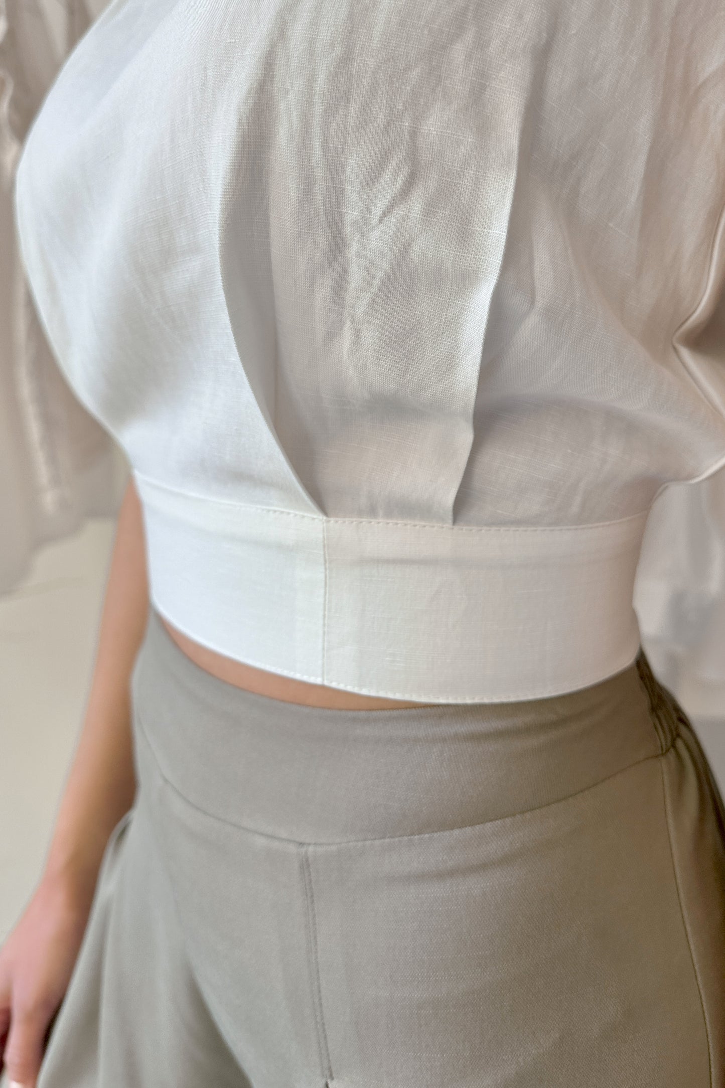 Ujjatlan, hátul gombos felső - LEN - fehér