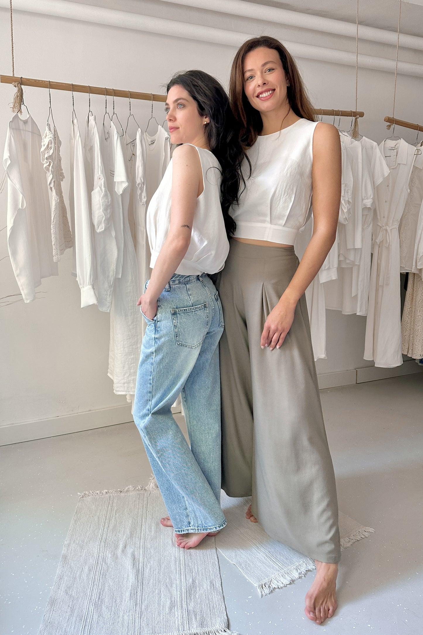 Ujjatlan, hátul gombos felső - LEN - fehér