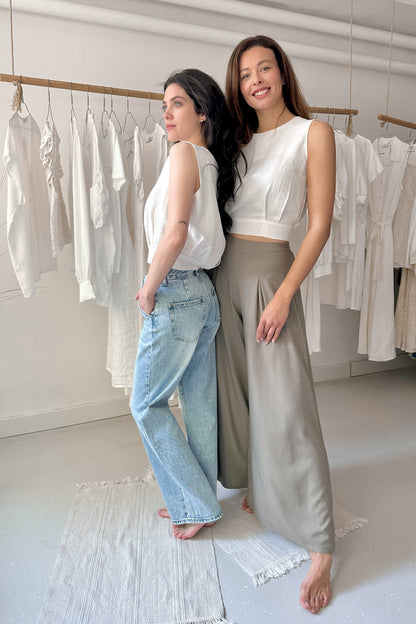 Ujjatlan, hátul gombos felső - LEN - fehér