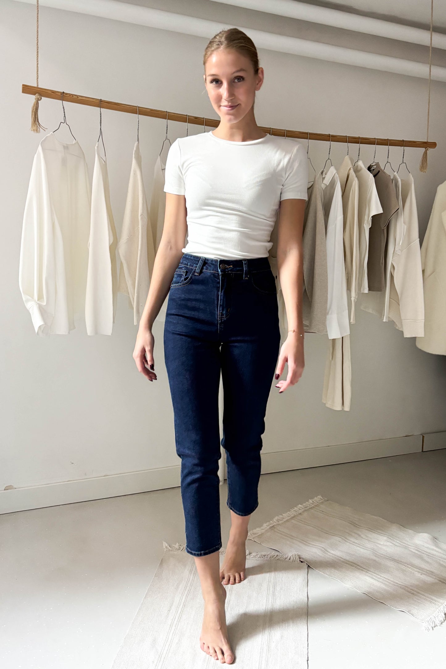 Szűk szárú sötétkék farmer nadrág