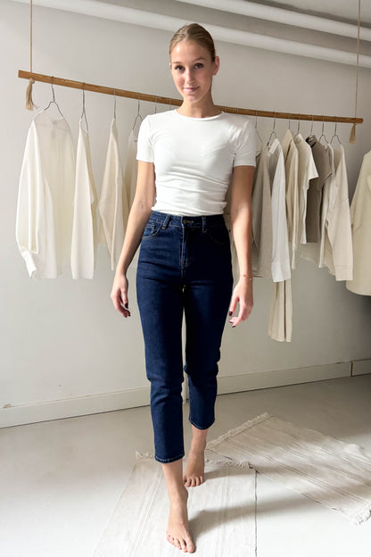 Szűk szárú sötétkék farmer nadrág