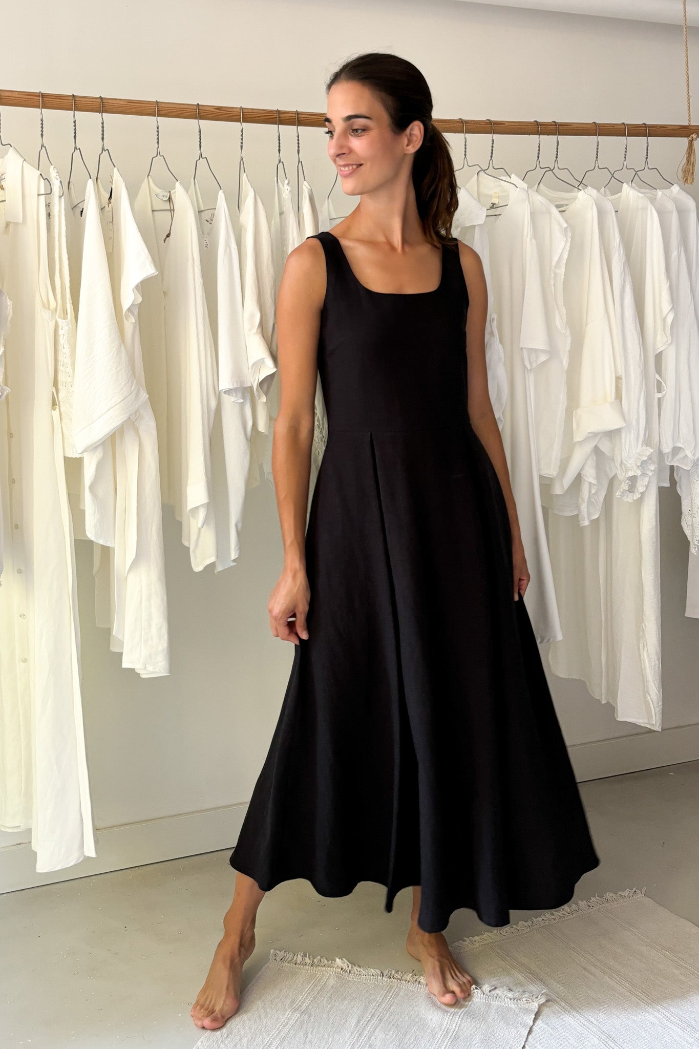 Hajtásos len ruha - fekete