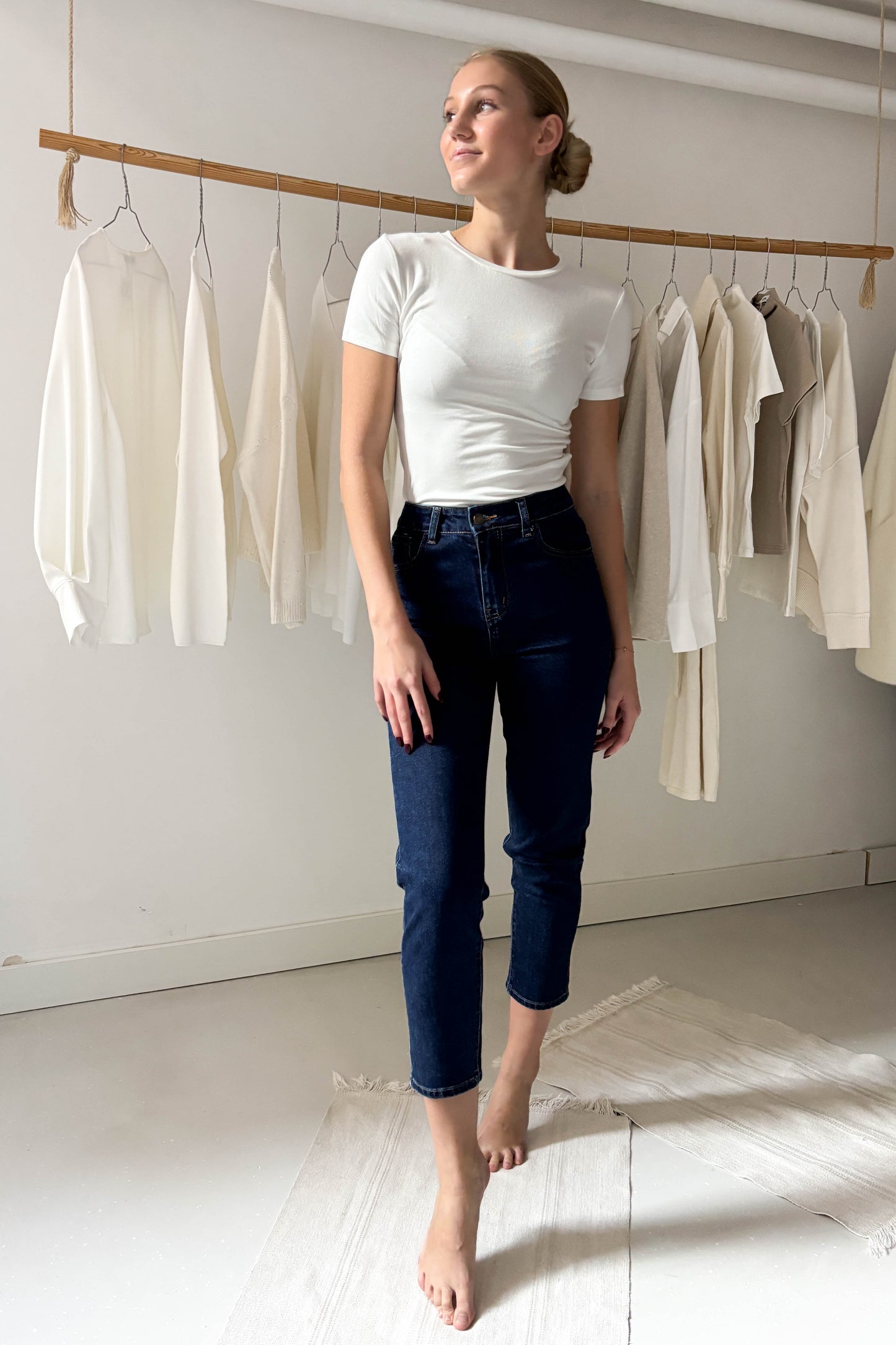 Szűk szárú sötétkék farmer nadrág