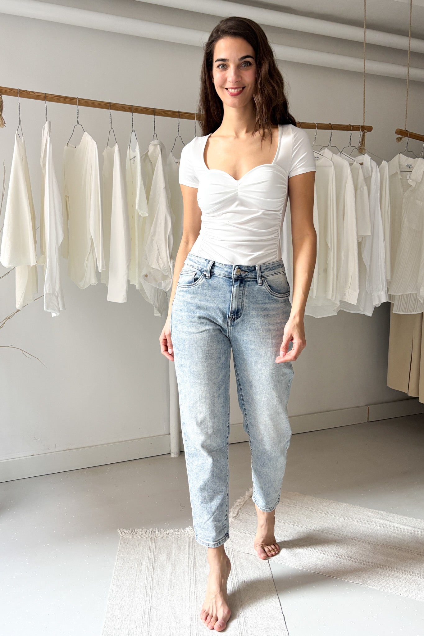 Body szív alakú nyakkivágással- fehér színben