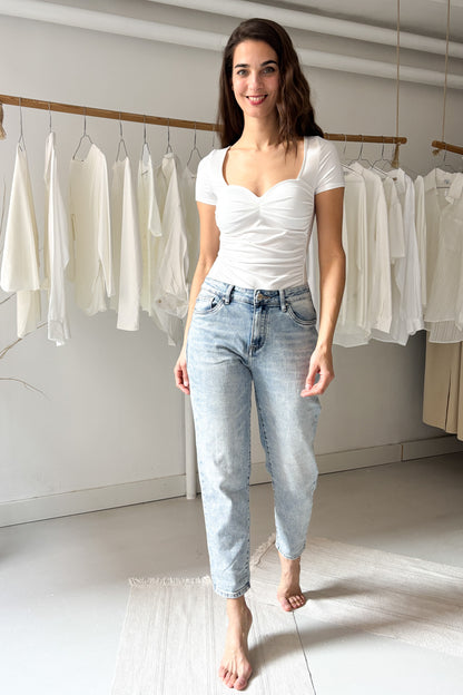 Body szív alakú nyakkivágással- fehér színben