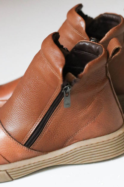 Cseresznyefa barna színű bőr bokacsizma