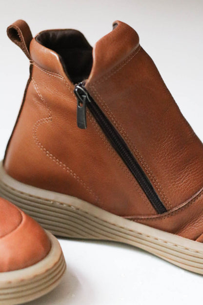 Cseresznyefa barna színű bőr bokacsizma