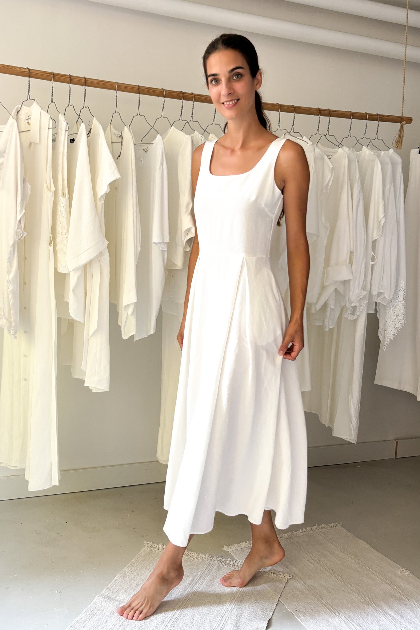 Hajtásos len ruha - fehér