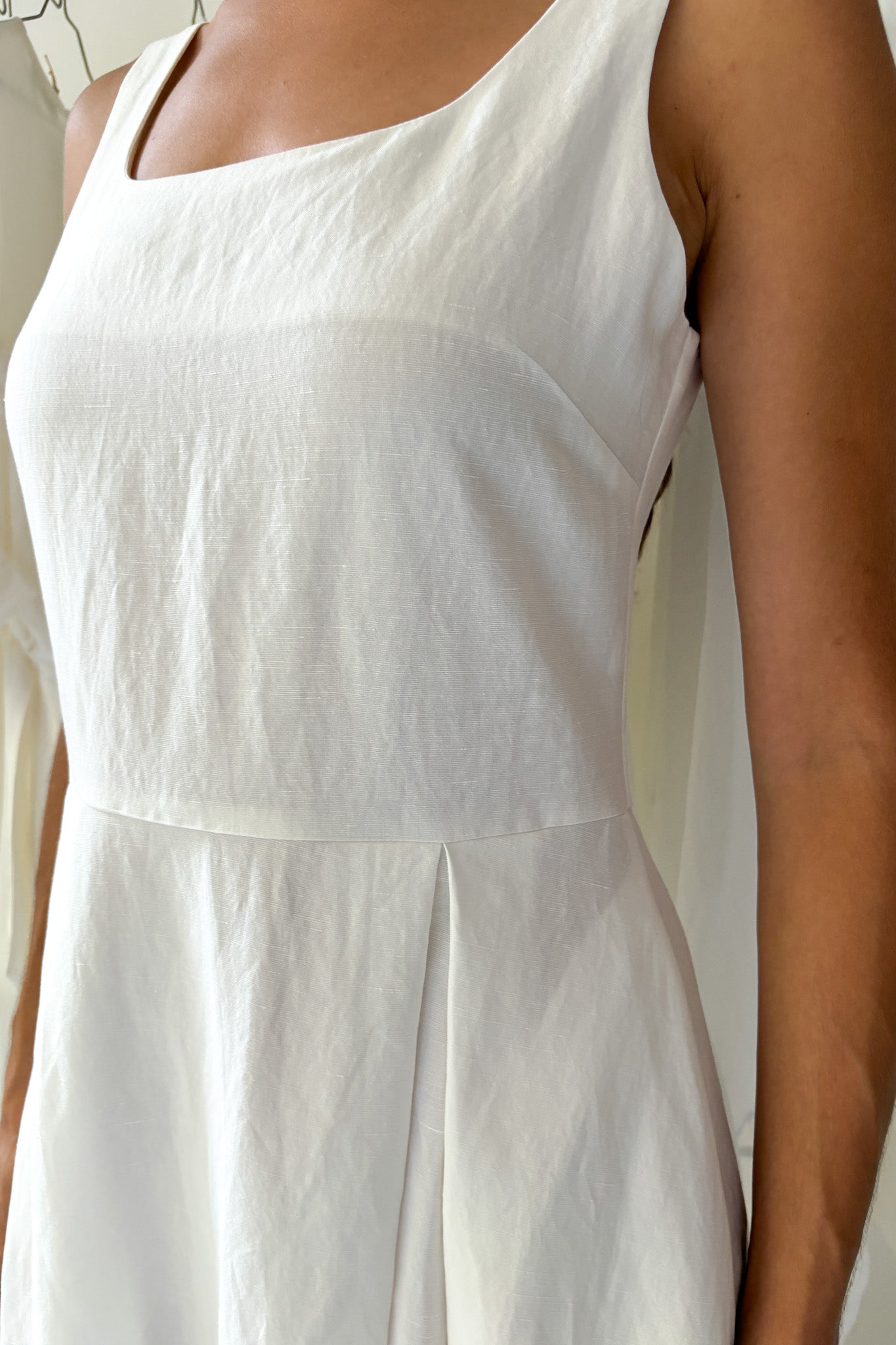 Hajtásos len ruha - fehér