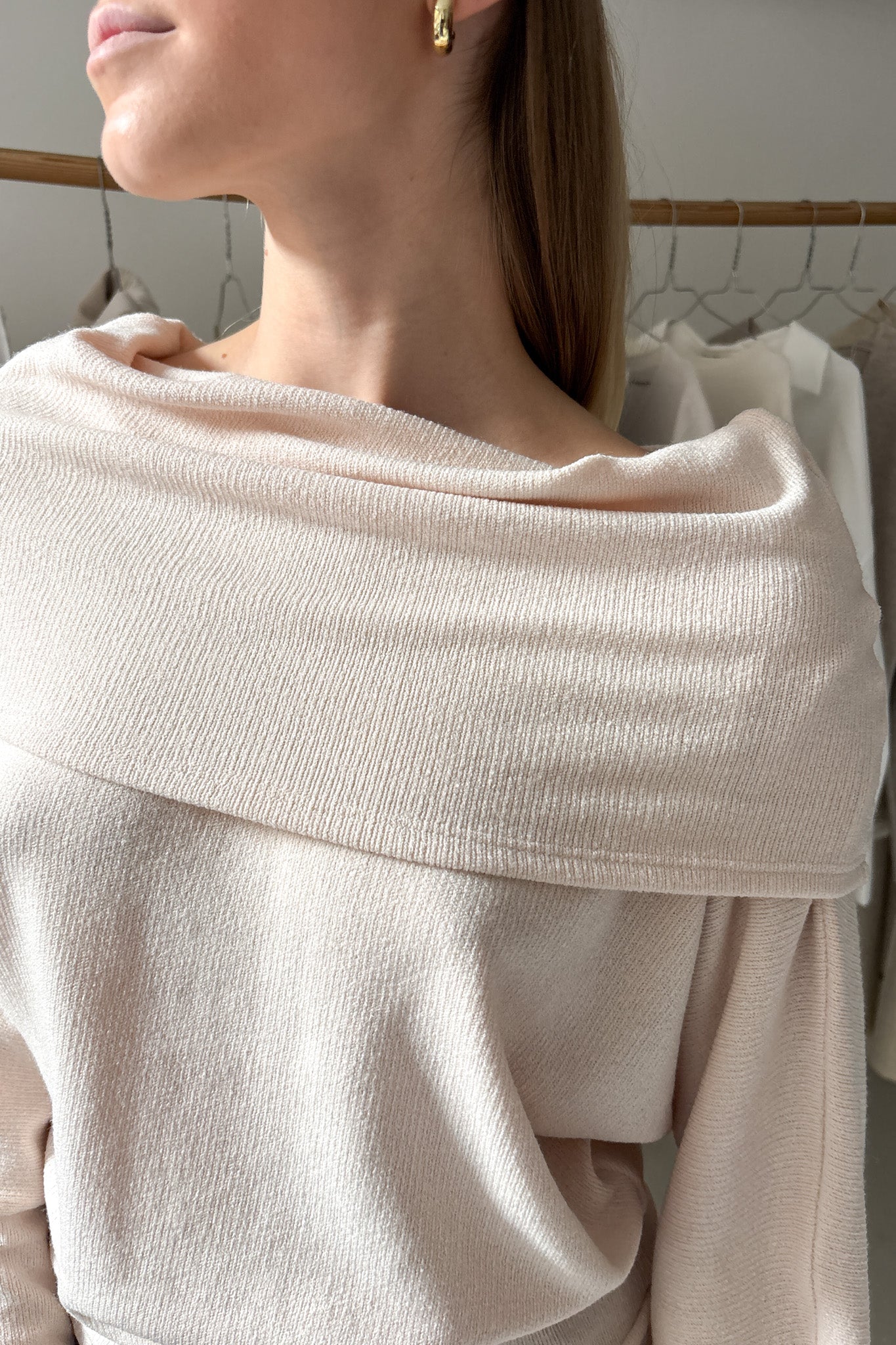 Kámzsanyakú pulóver - púder