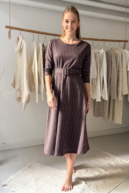 Csíkos midiruha övvel