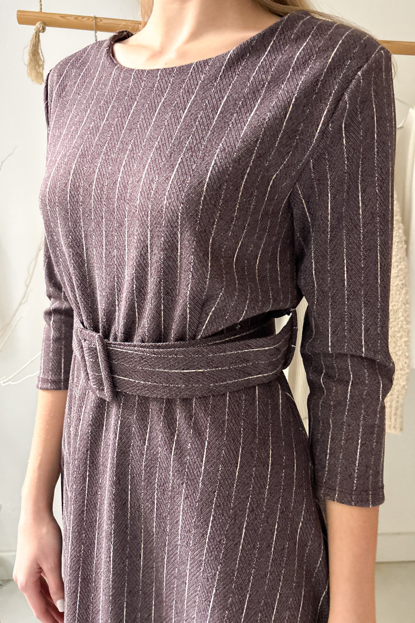 Csíkos midiruha övvel