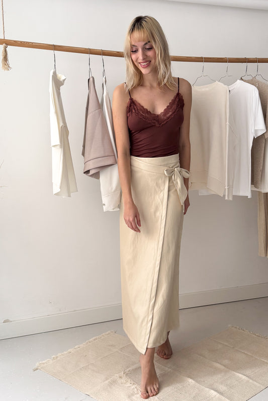 Állítható pántos csípkés body-fügebarna