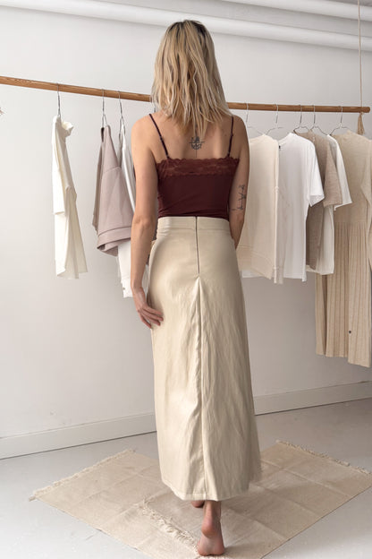 Átlapolós bőrszoknya