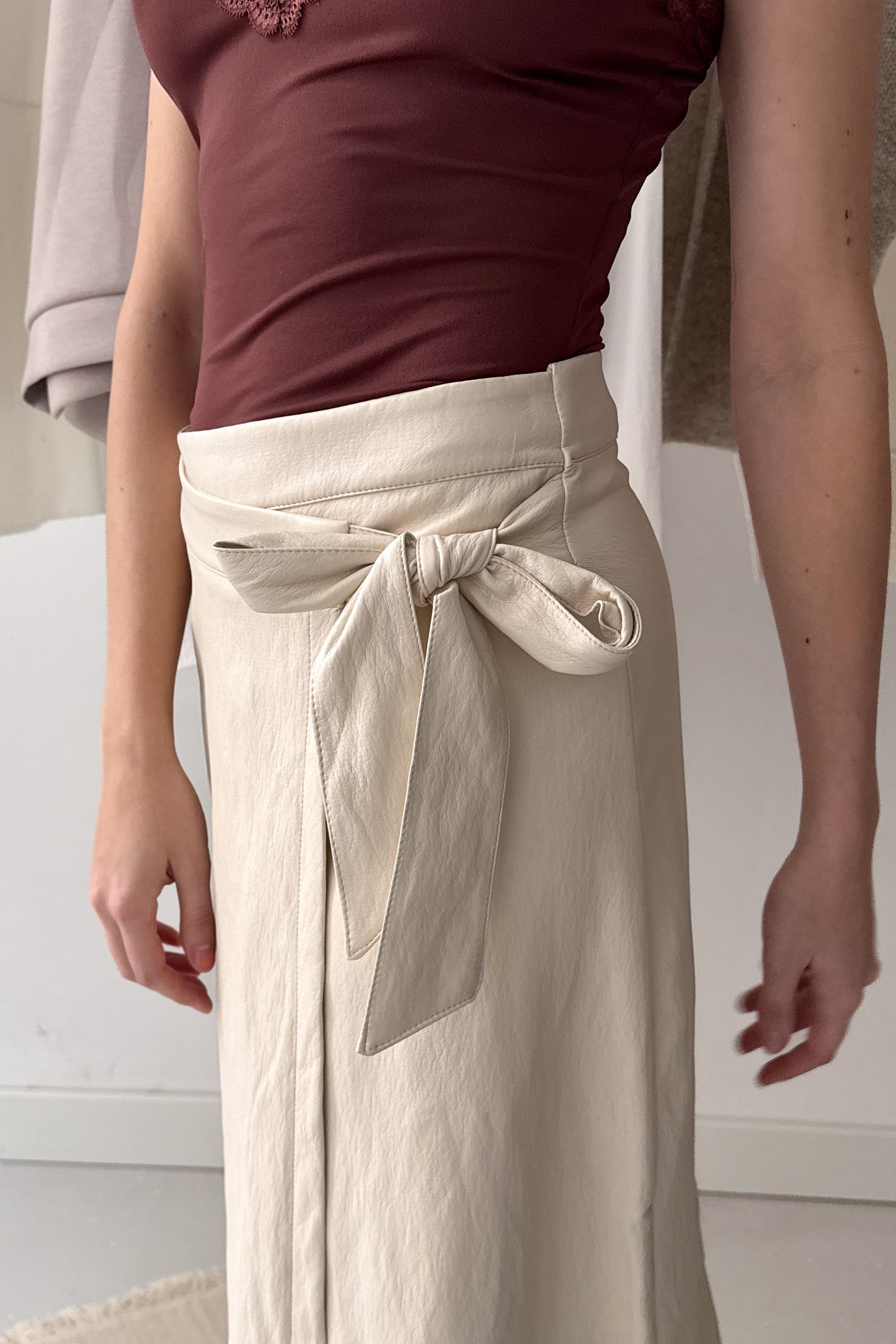 Átlapolós bőrszoknya