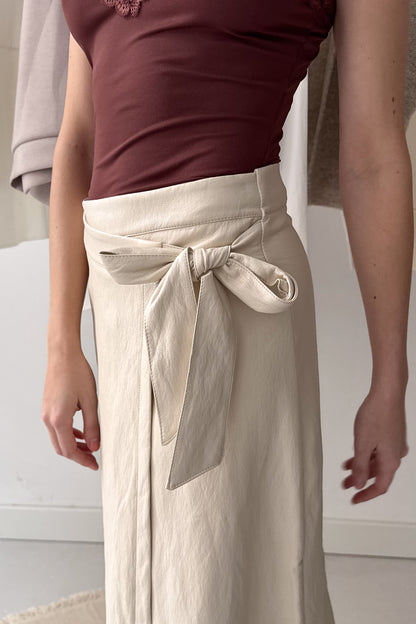 Átlapolós bőrszoknya