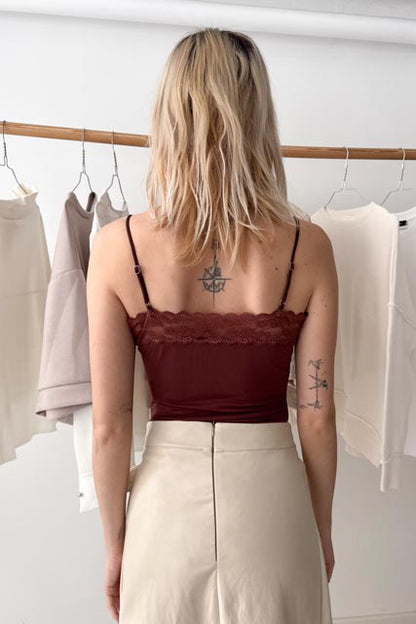 Állítható pántos csípkés body-fügebarna