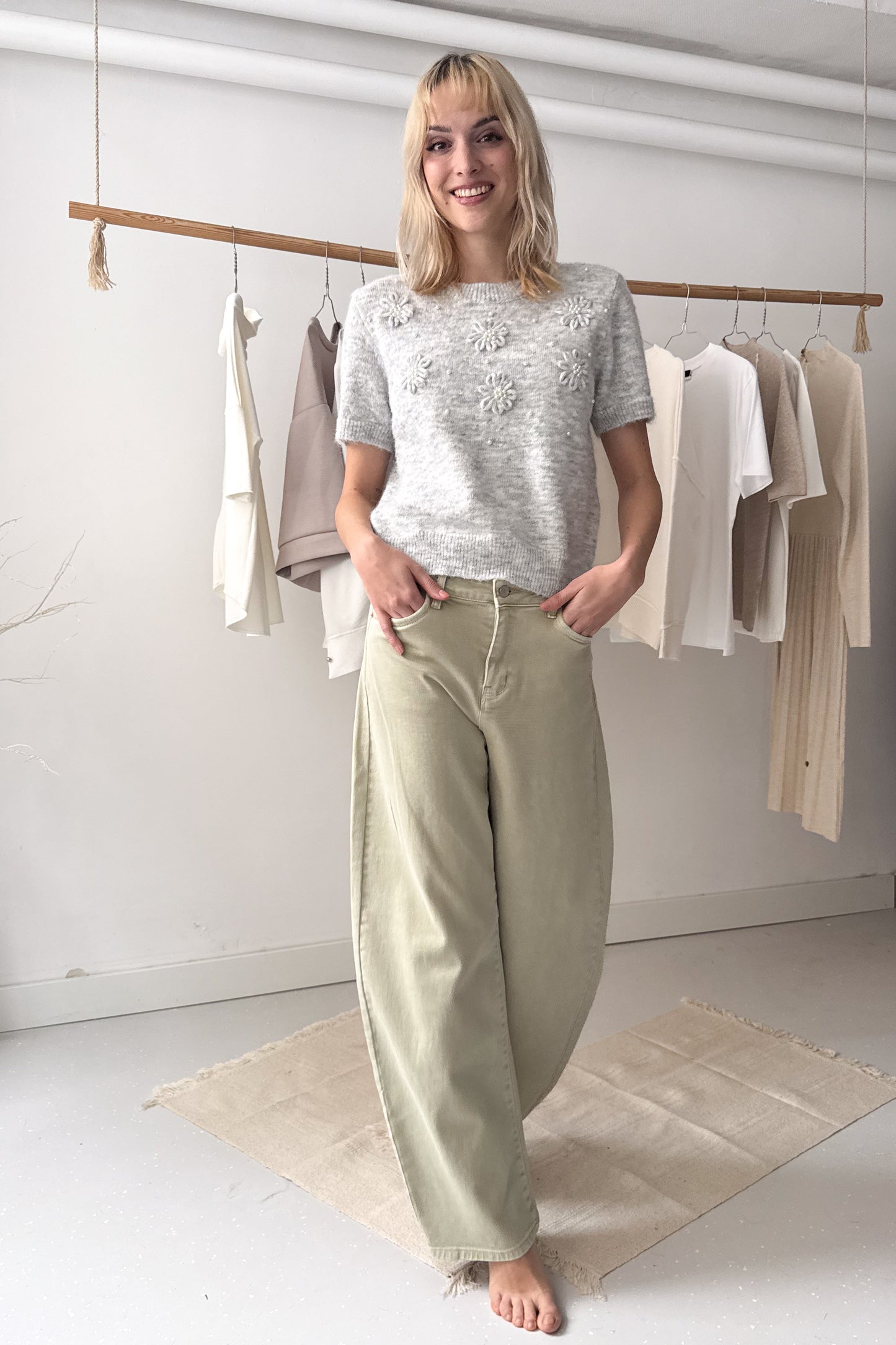 Virágos szürke kötött felső gyöngyökkel