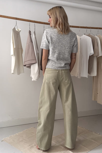 Virágos szürke kötött felső gyöngyökkel