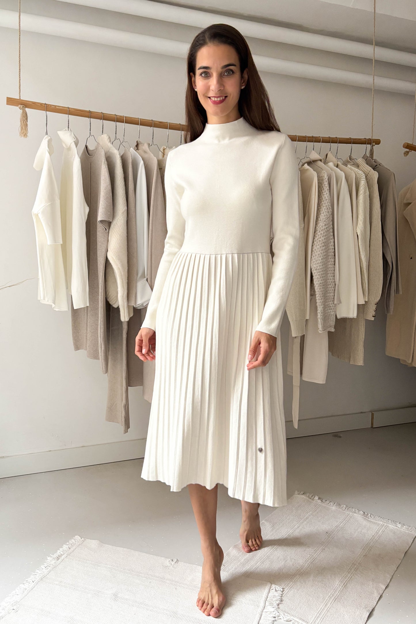 Kötött ruha, plisszírozott szoknyarésszel-fehér