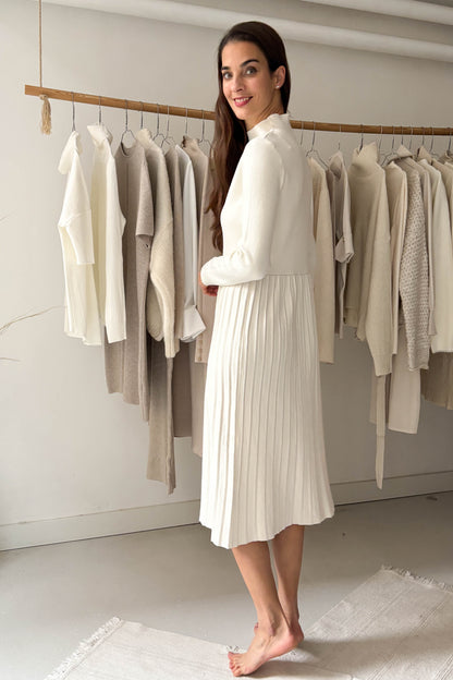 Kötött ruha, plisszírozott szoknyarésszel-fehér