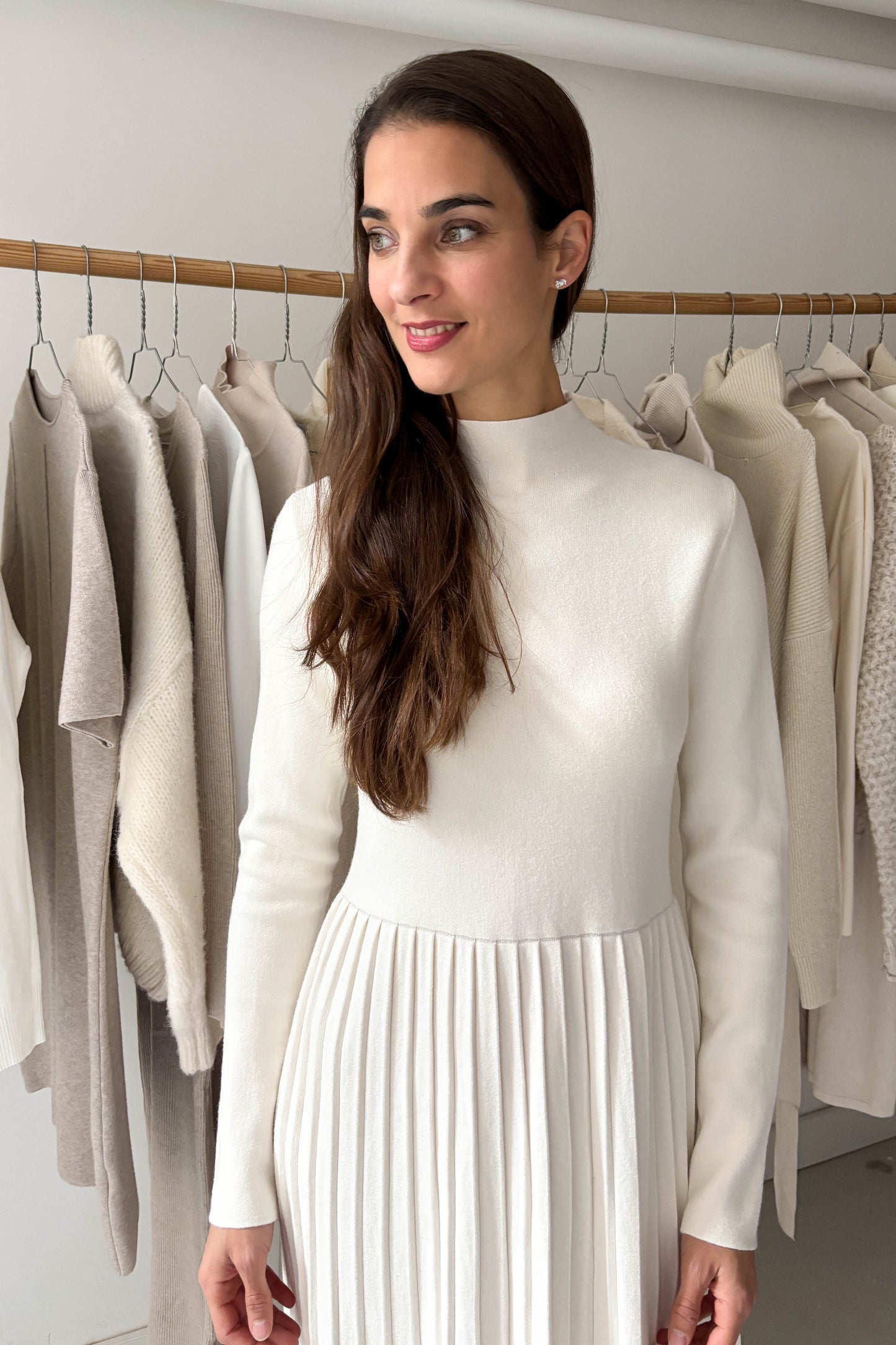 Kötött ruha, plisszírozott szoknyarésszel-fehér
