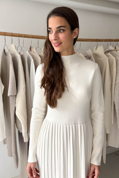 Kötött ruha, plisszírozott szoknyarésszel-fehér