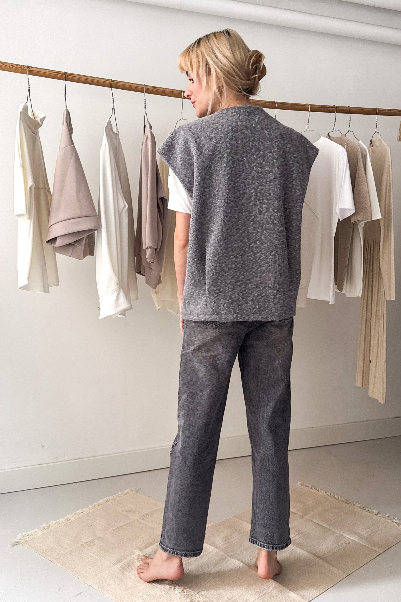 Oversize, szőrös mellény - sötétszürke