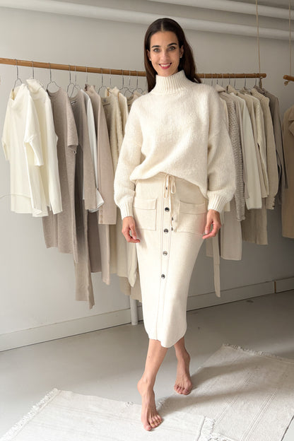 Krémszínű ceruzaszoknya gombokkal