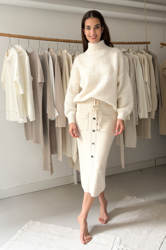 Krémszínű ceruzaszoknya gombokkal