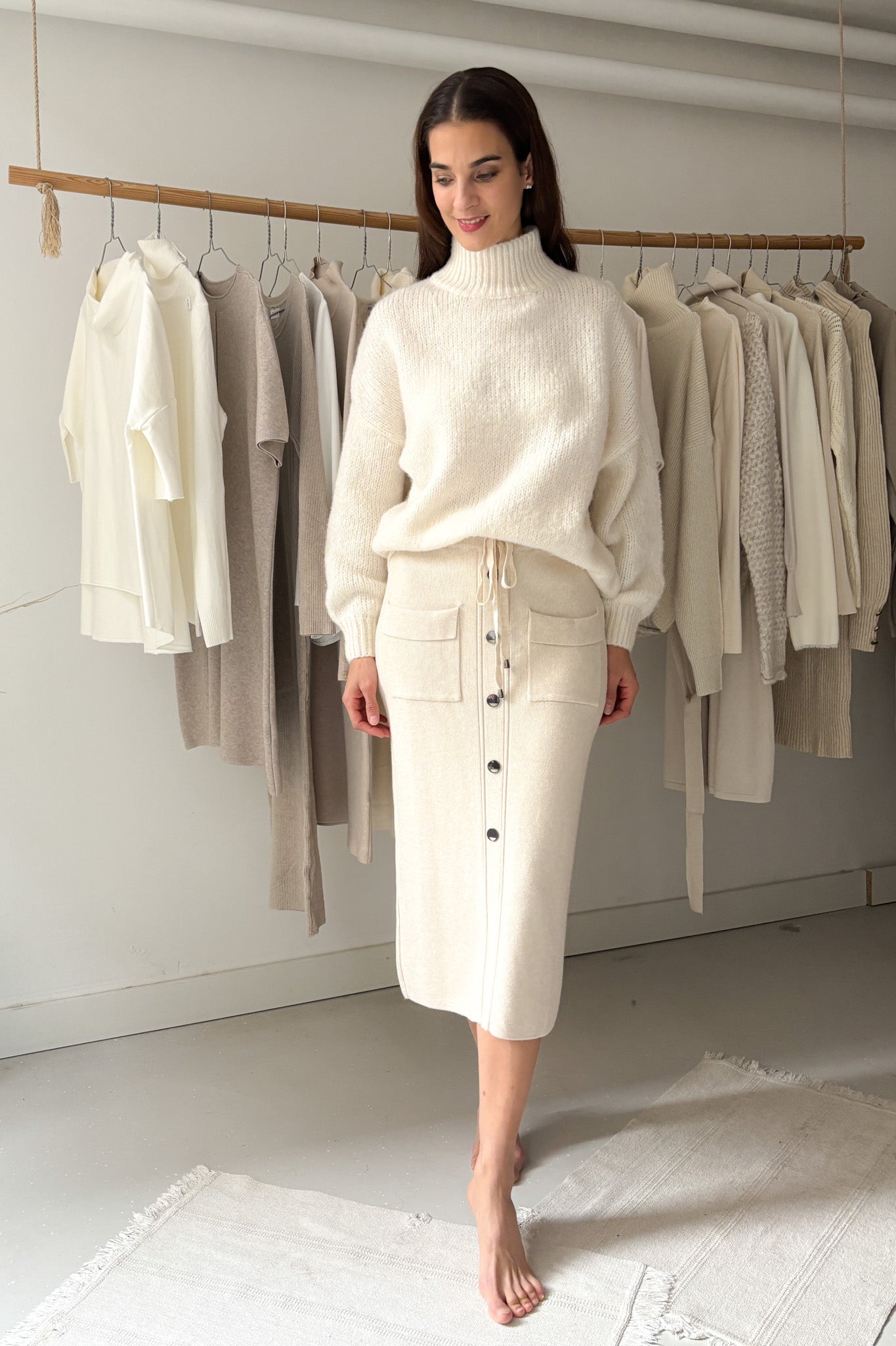 Krémszínű ceruzaszoknya gombokkal