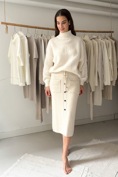 Krémszínű ceruzaszoknya gombokkal