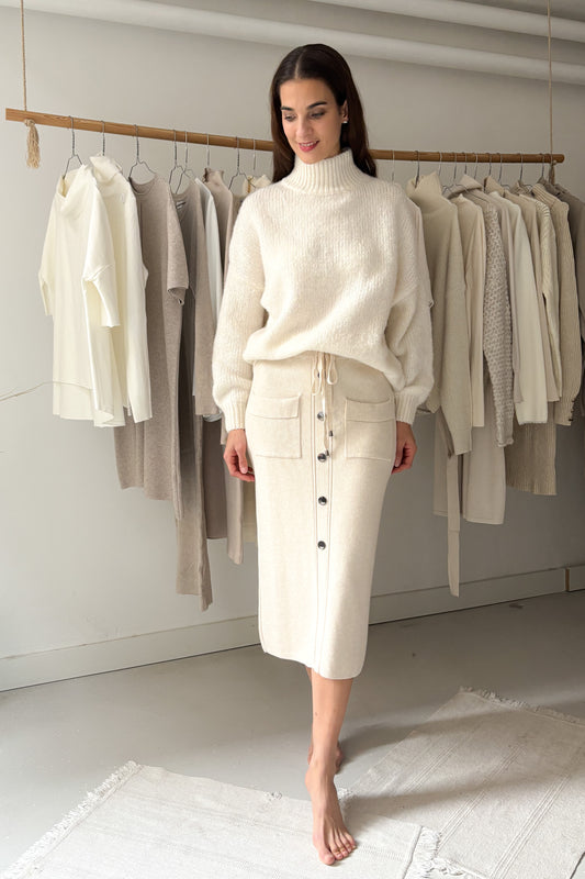 Krémszínű ceruzaszoknya gombokkal