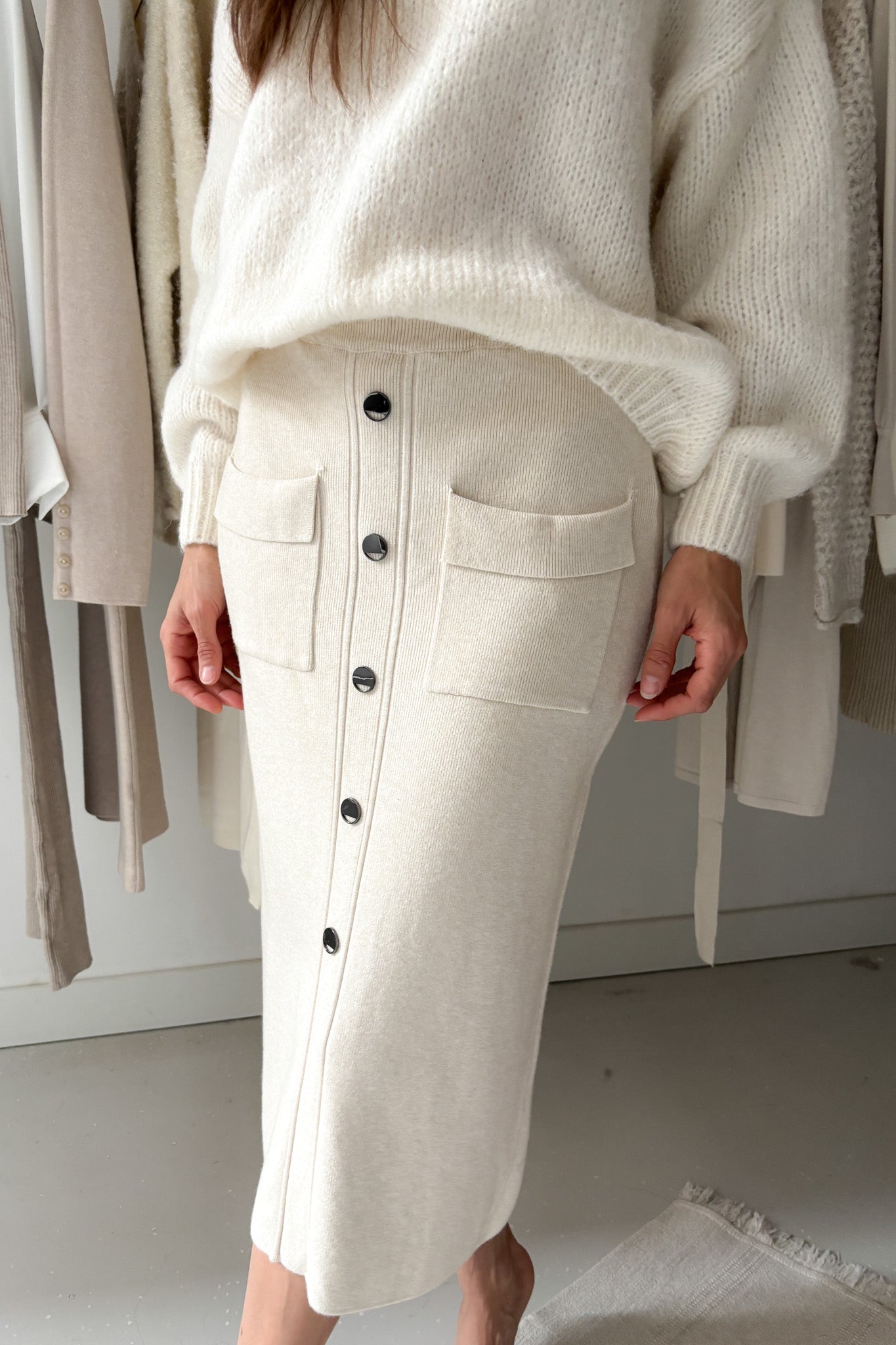 Krémszínű ceruzaszoknya gombokkal