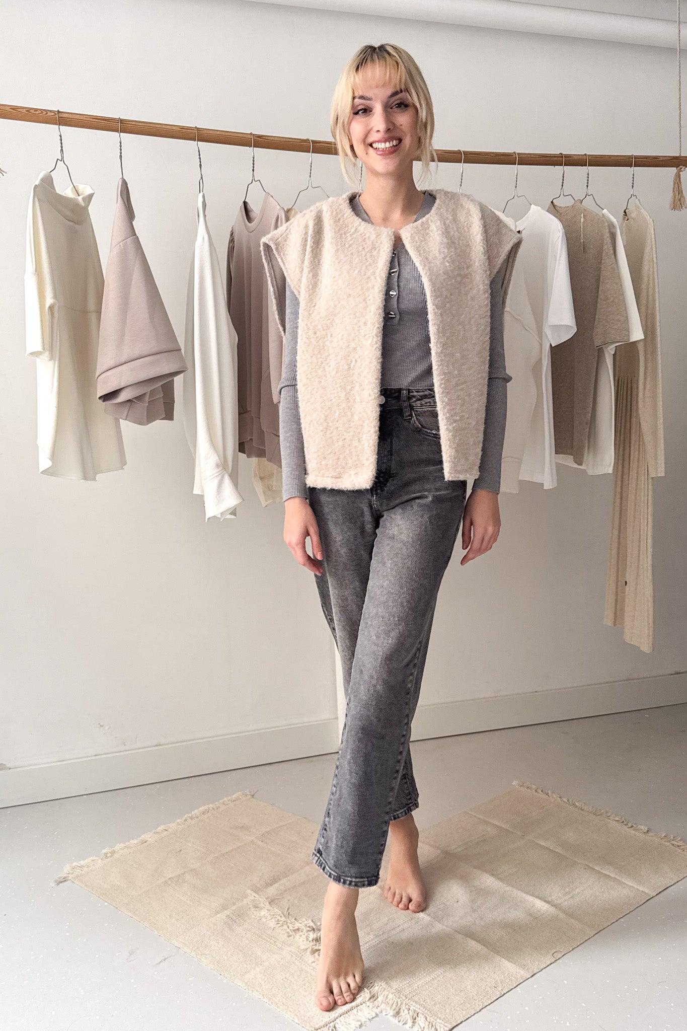 Oversize, szőrös mellény - mandulabarna