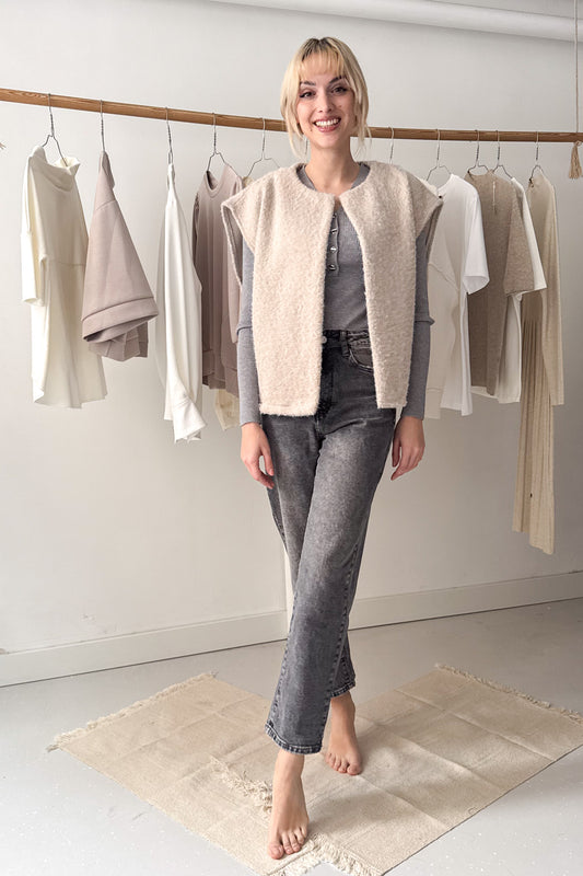 Oversize, szőrös mellény - mandulabarna