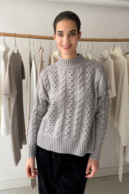 Szürke kötött pulóver