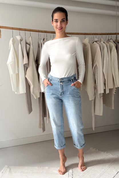 Derékon húzott, világos farmer