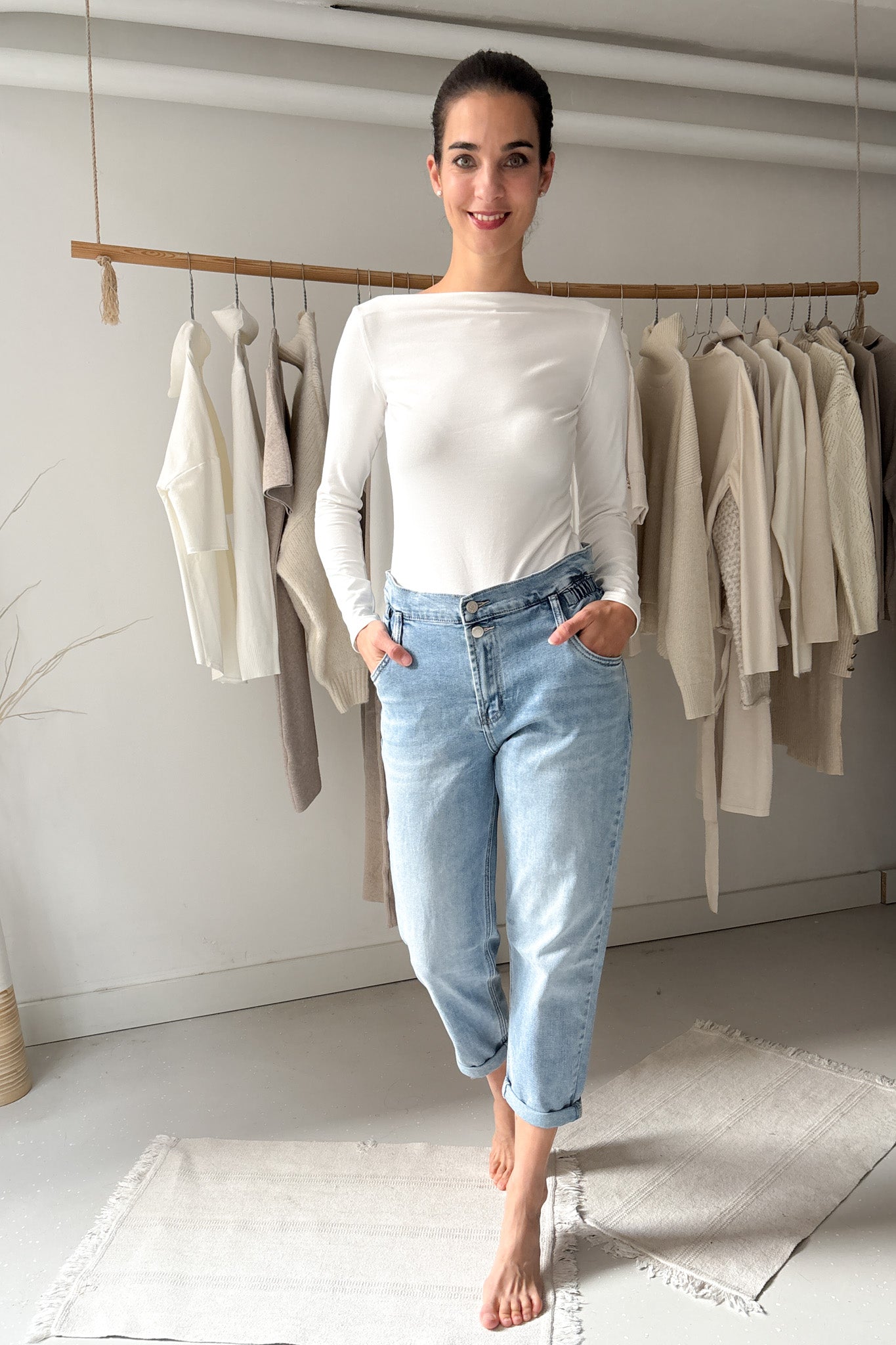 Derékon húzott, világos farmer