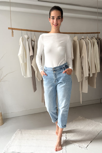 Derékon húzott, világos farmer