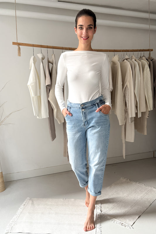 Derékon húzott, világos farmer