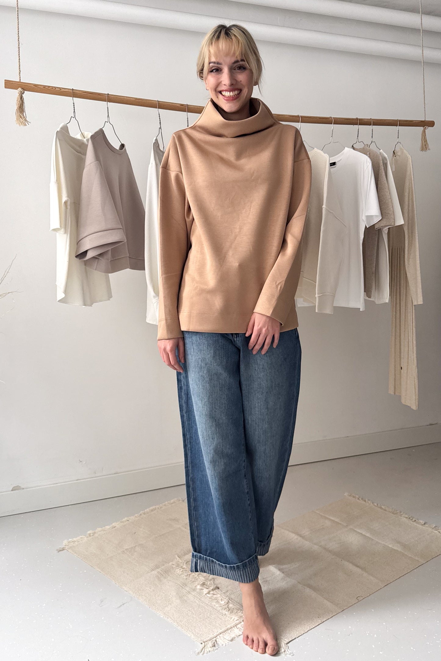 Álló nyakú pulcsi-parafaszín